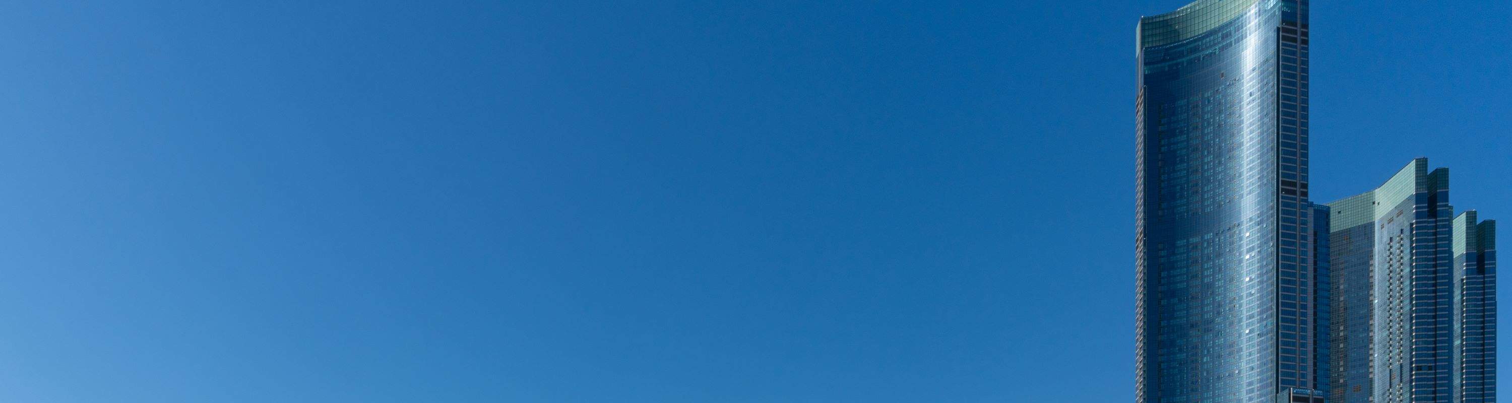 Amusez-vous en famille, en couple ou entre amis dans un bain de pieds extérieur avec une vue imprenable sur la plage de Haeundae et le pont Gwangan.